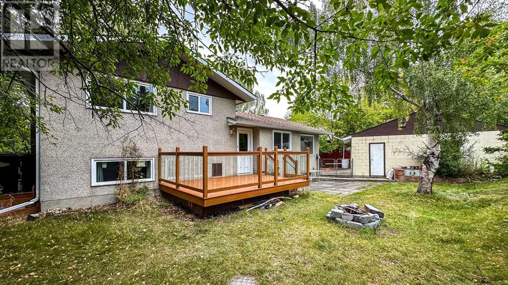 Single Family House 4 Level for Sale in  Valdes Place NW Varsity Calgary 