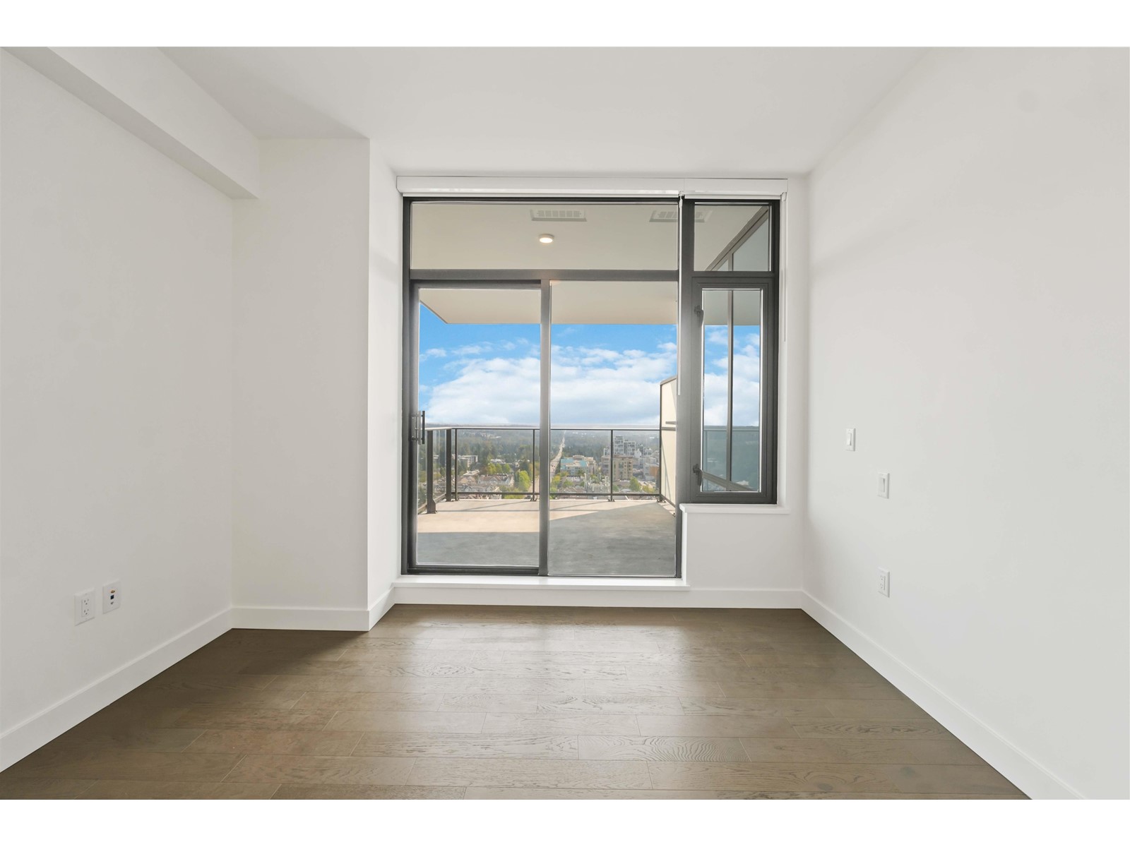 2002 1588 JOHNSTON ROAD, White Rock real estate listing R2918670