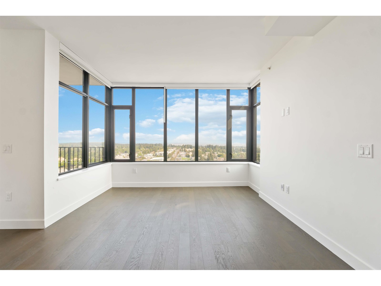 2002 1588 JOHNSTON ROAD, White Rock real estate listing R2918670