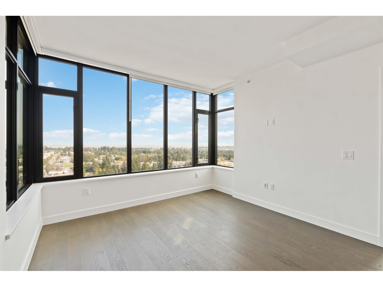 2002 1588 JOHNSTON ROAD, White Rock real estate listing R2918670