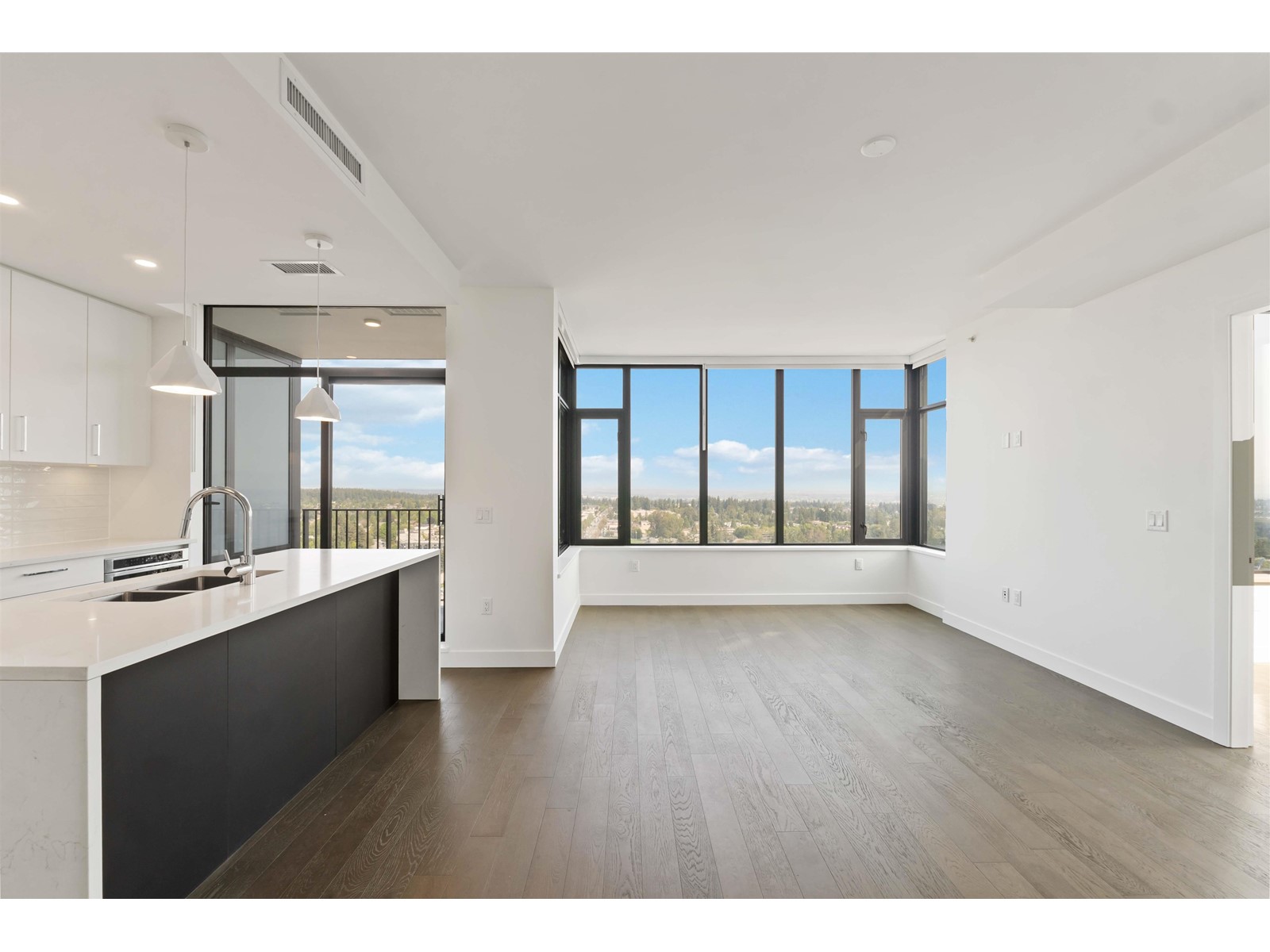 2002 1588 JOHNSTON ROAD, White Rock real estate listing R2918670