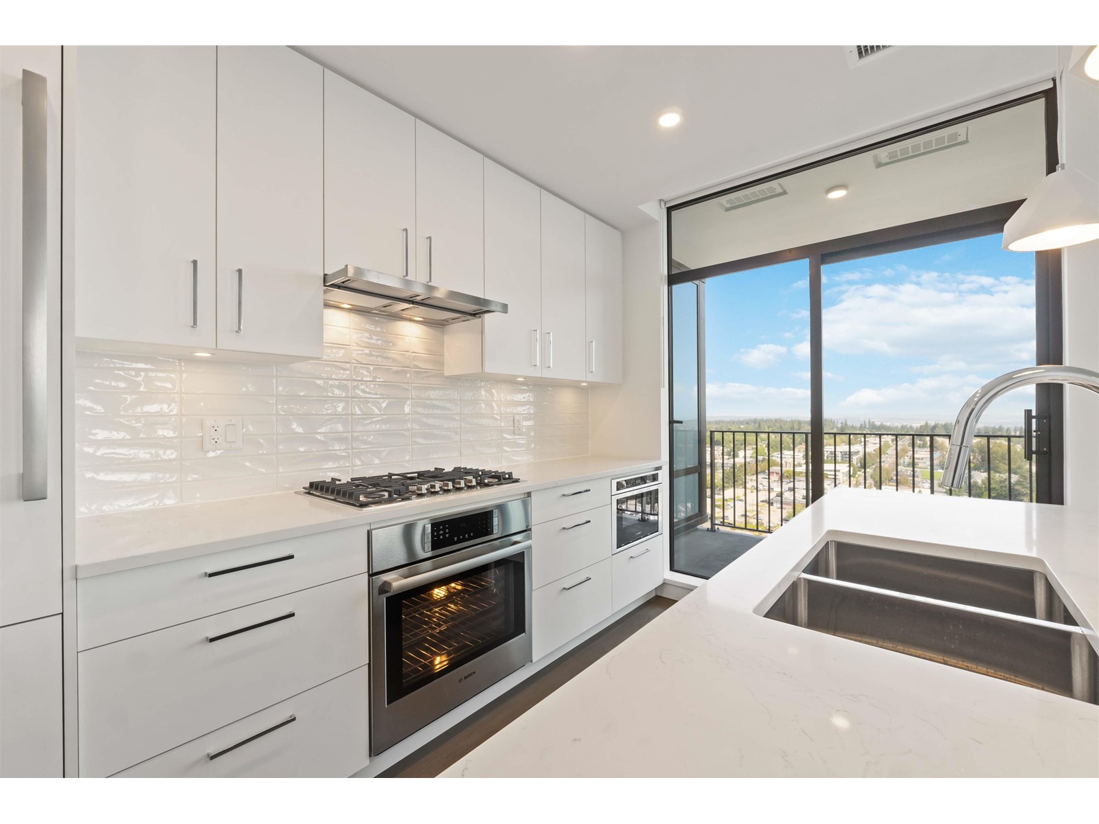 2002 1588 JOHNSTON ROAD, White Rock real estate listing R2918670