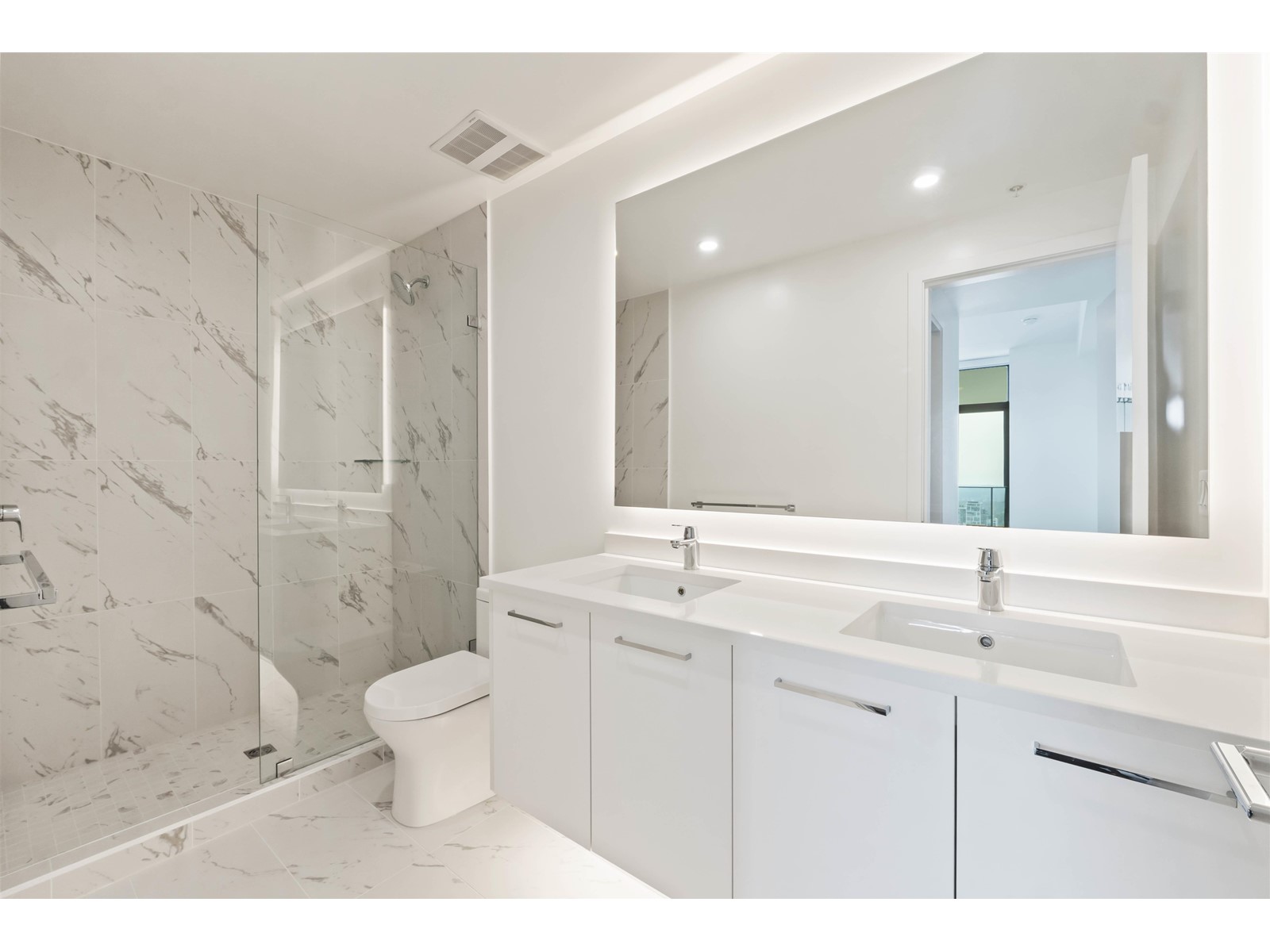 2002 1588 JOHNSTON ROAD, White Rock real estate listing R2918670