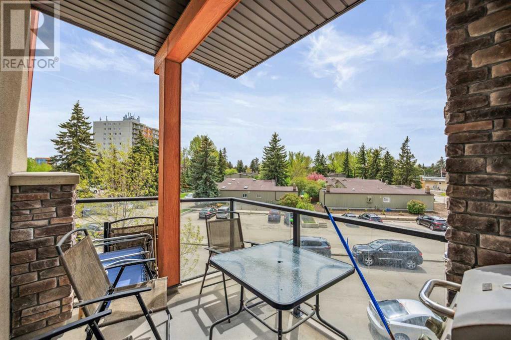 Single Family House for Sale in    Avenue NW Varsity Calgary 