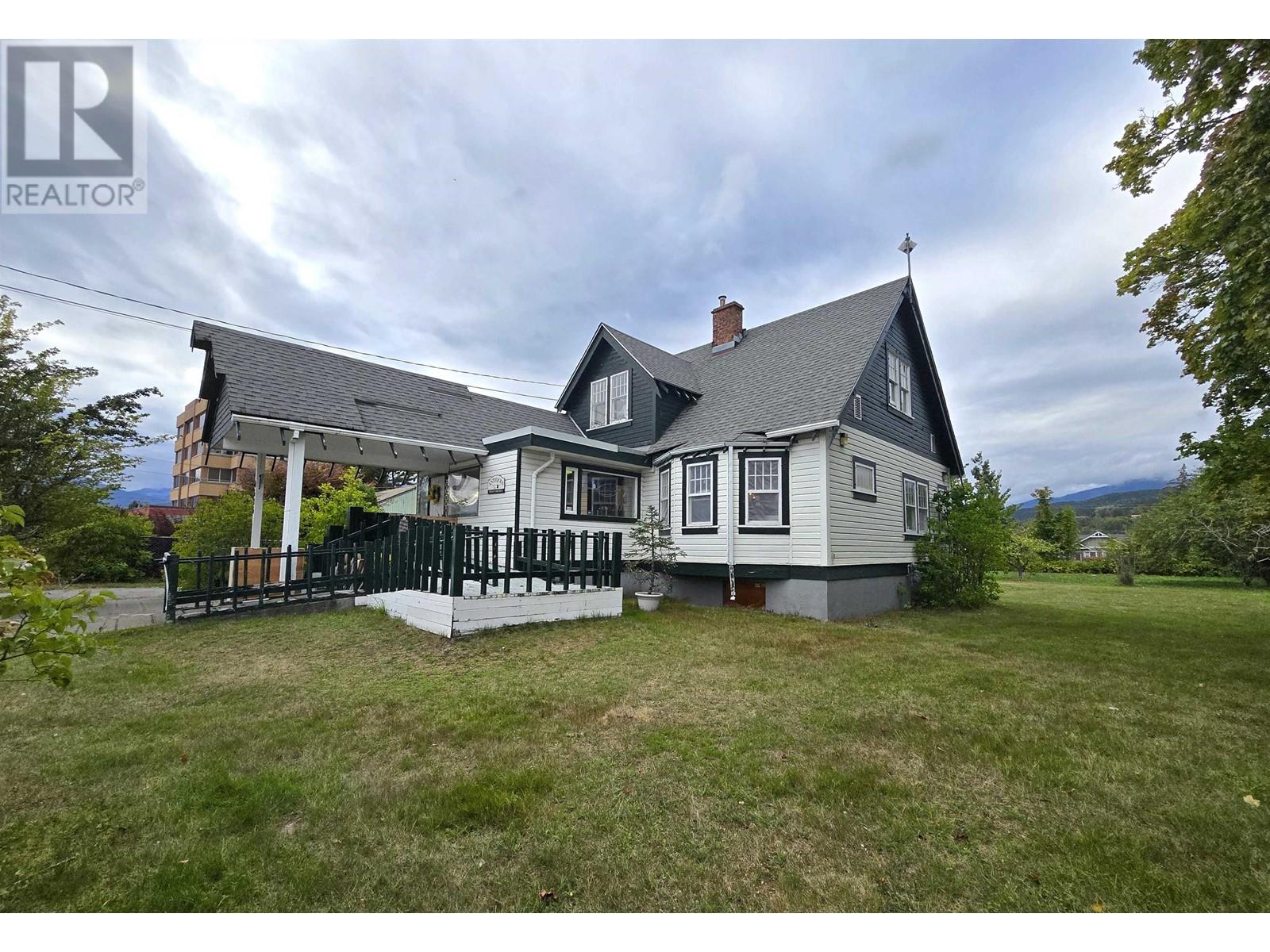  4626 PARK Avenue, Terrace
