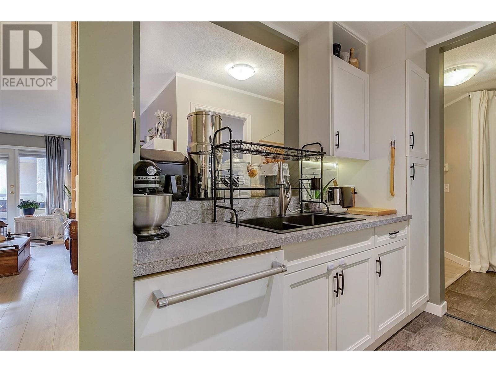 315 709 Houghton Road, Kelowna