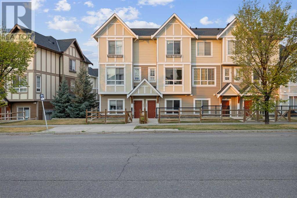 906 Sherwood Boulevard NW, Calgary, Alberta