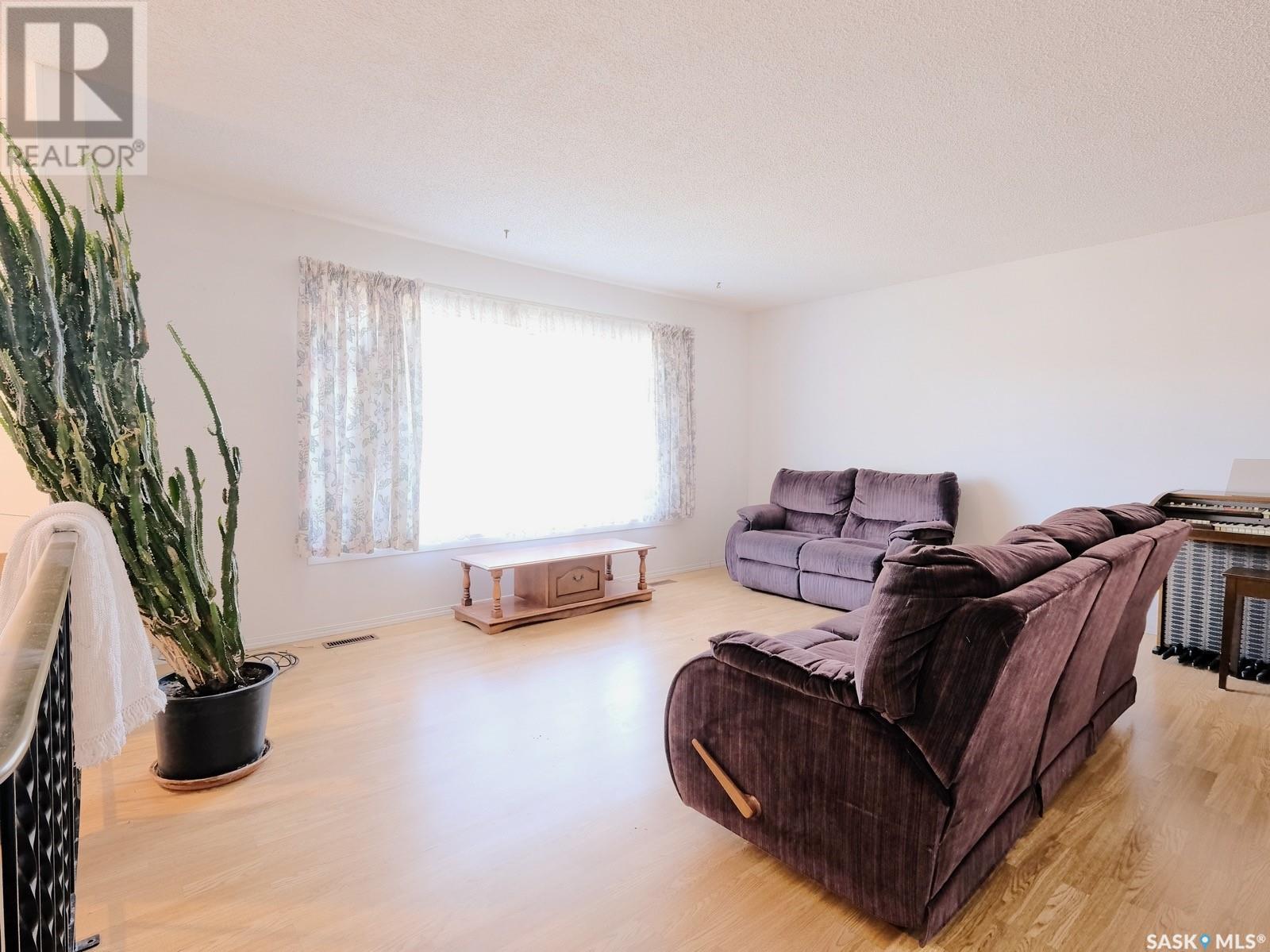 Photo 11 of 407 Fortune Crescent, Rosetown SK