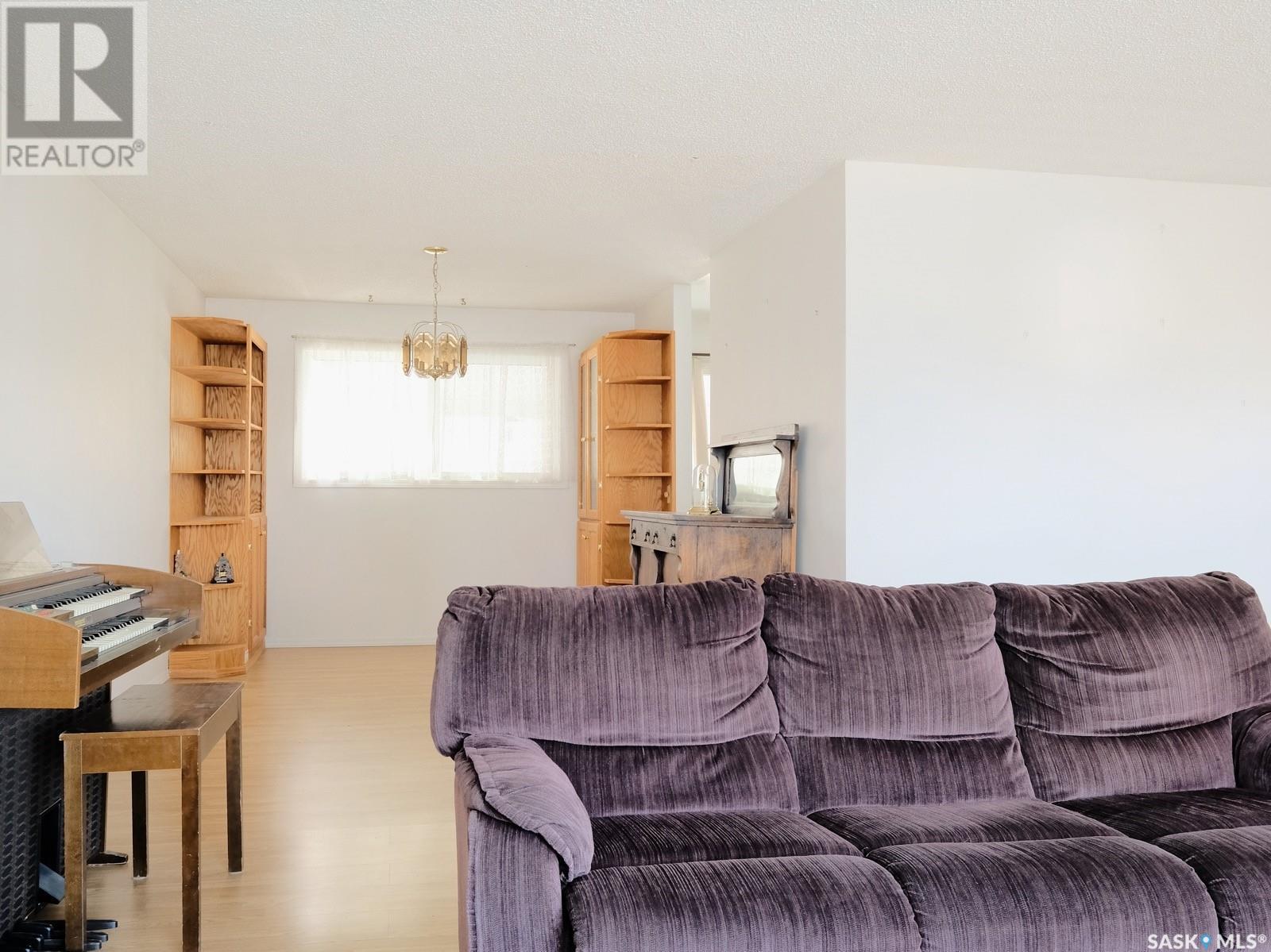 Photo 13 of 407 Fortune Crescent, Rosetown SK