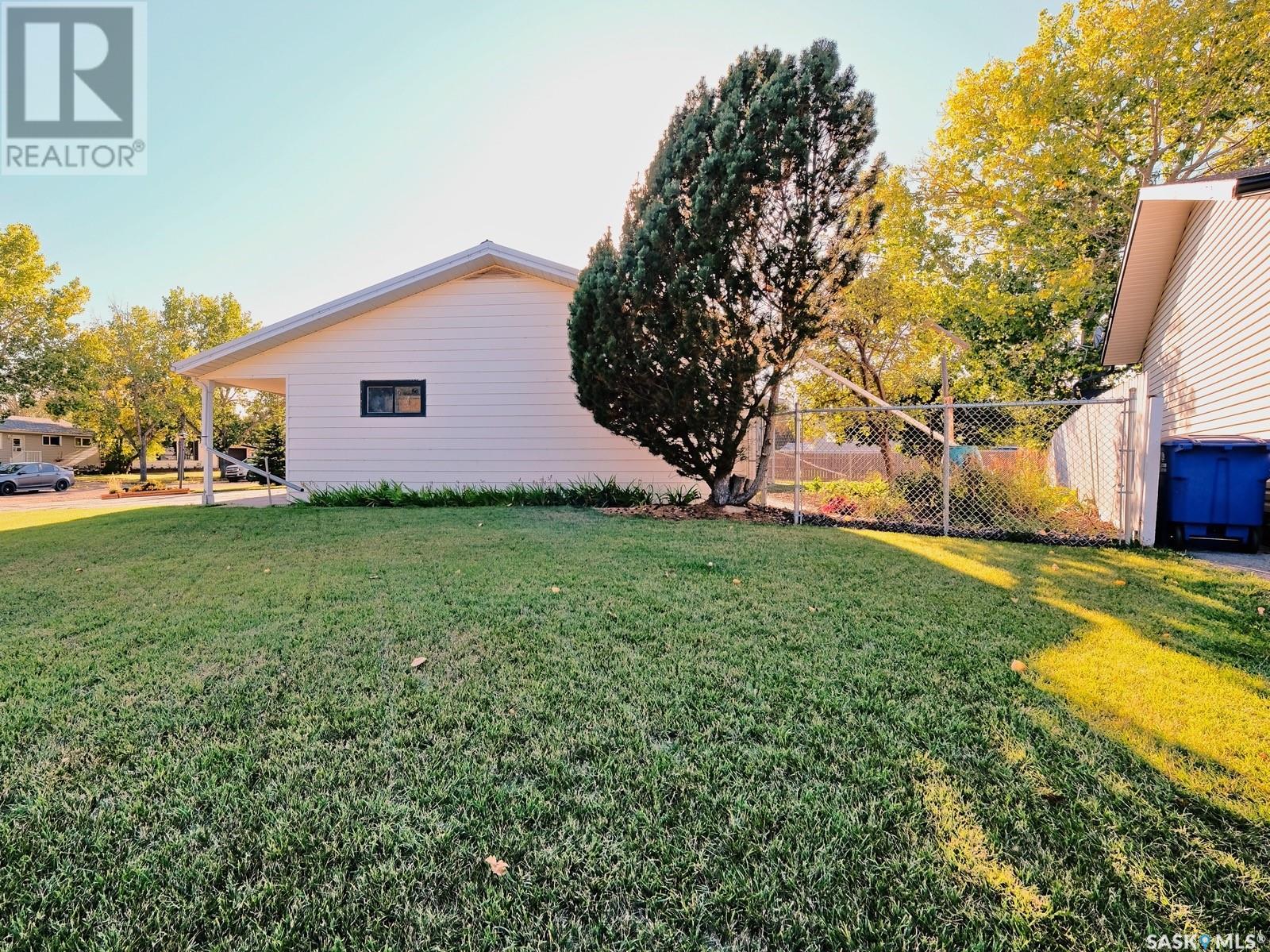 Photo 2 of 407 Fortune Crescent, Rosetown SK