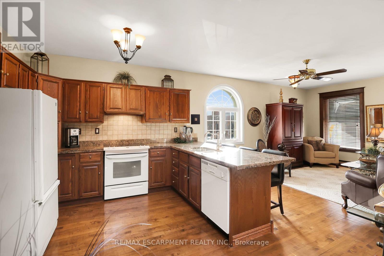Photo 5 of 24 Cross Street, Welland ON