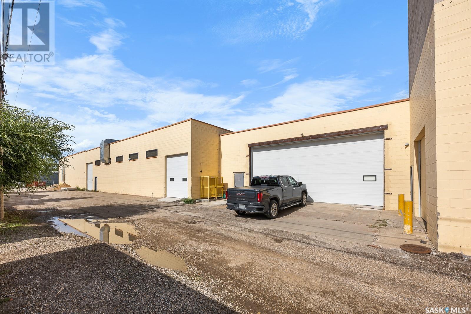 Photo 4 of 461 Athabasca Street, Moose Jaw SK
