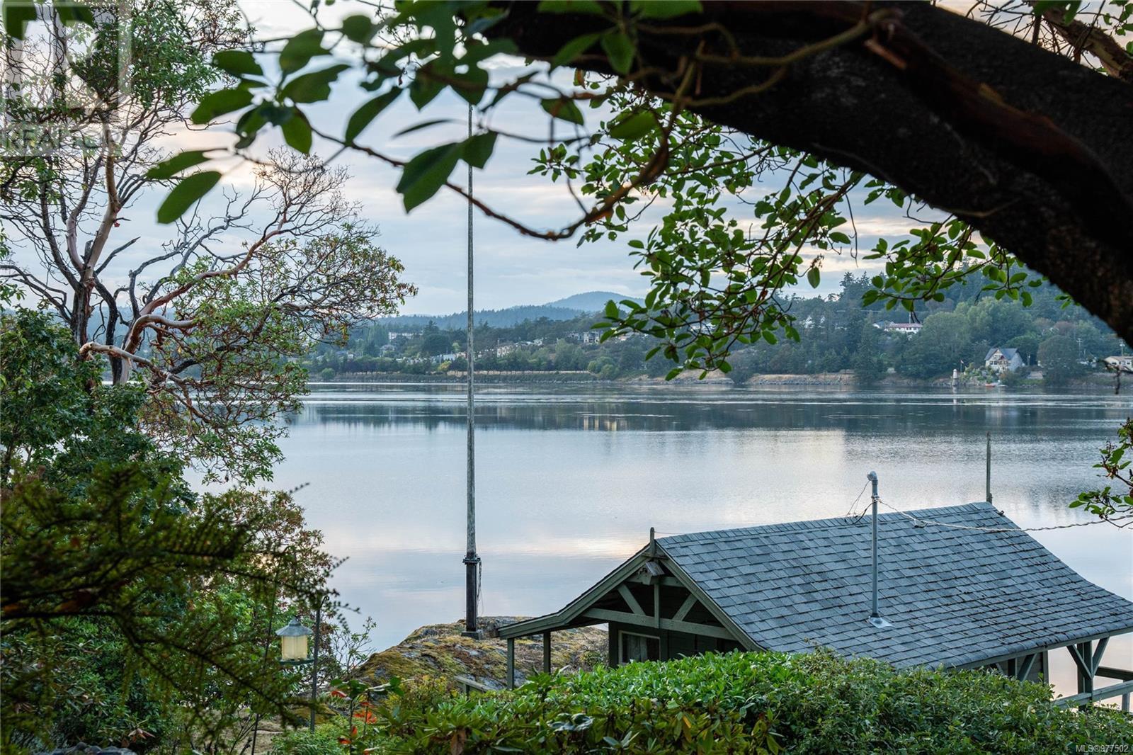 Photo 4 of 976 Westing Rd, Saanich BC