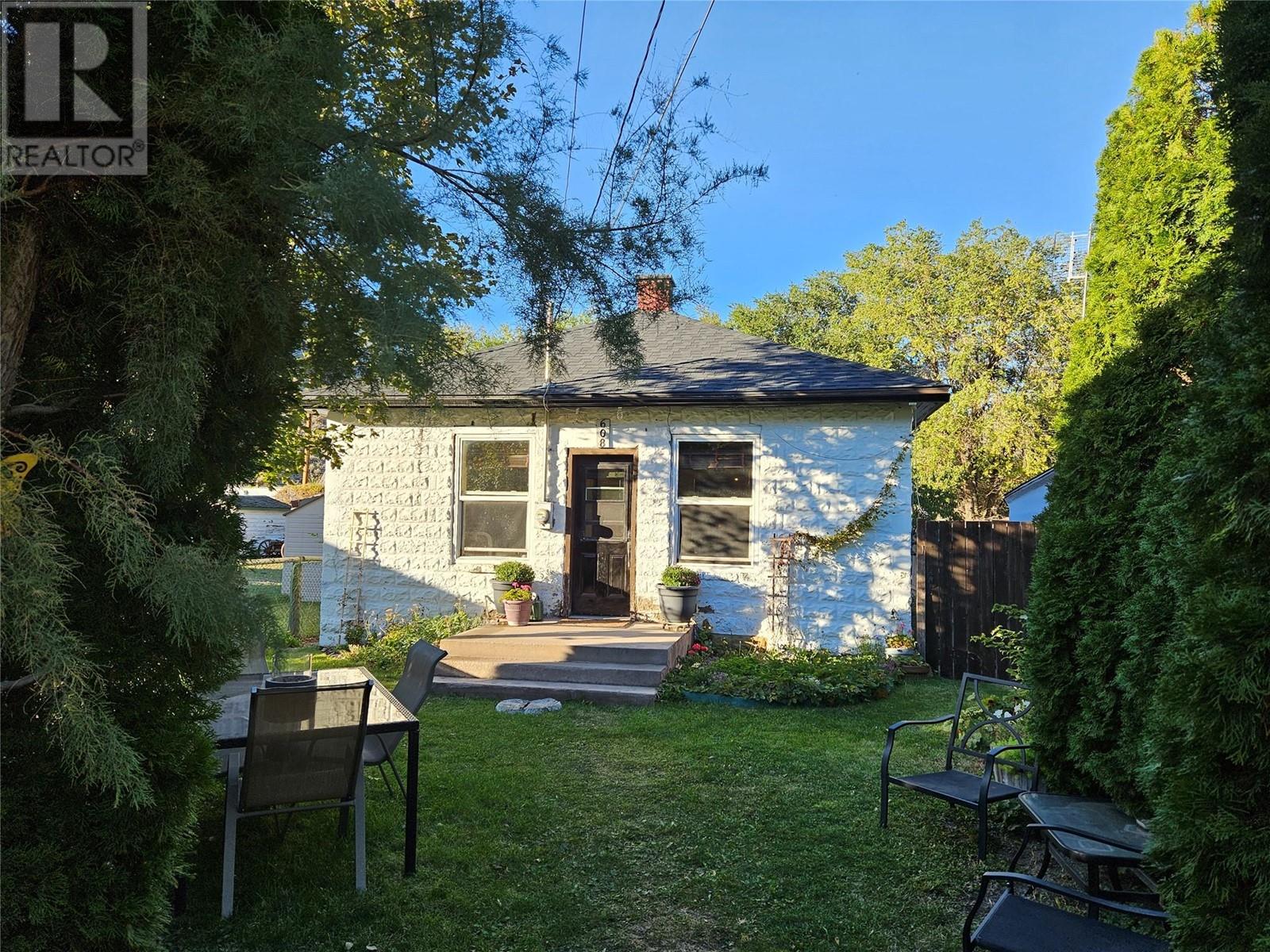 608 6th Avenue, Keremeos
