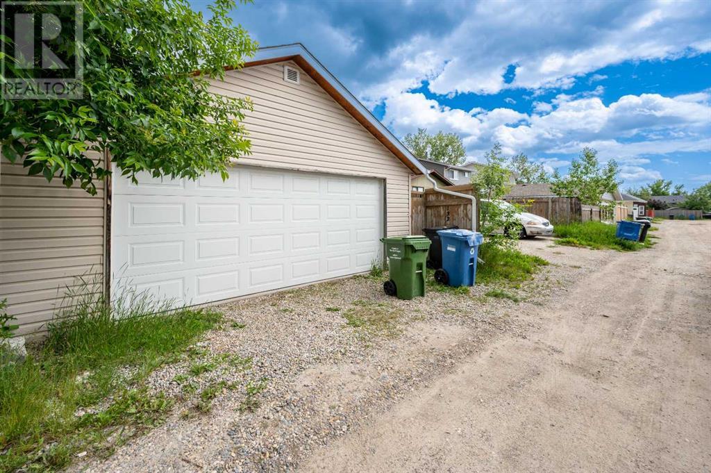 Single Family House for Sale in  Castlegreen Close NE Castleridge Calgary 