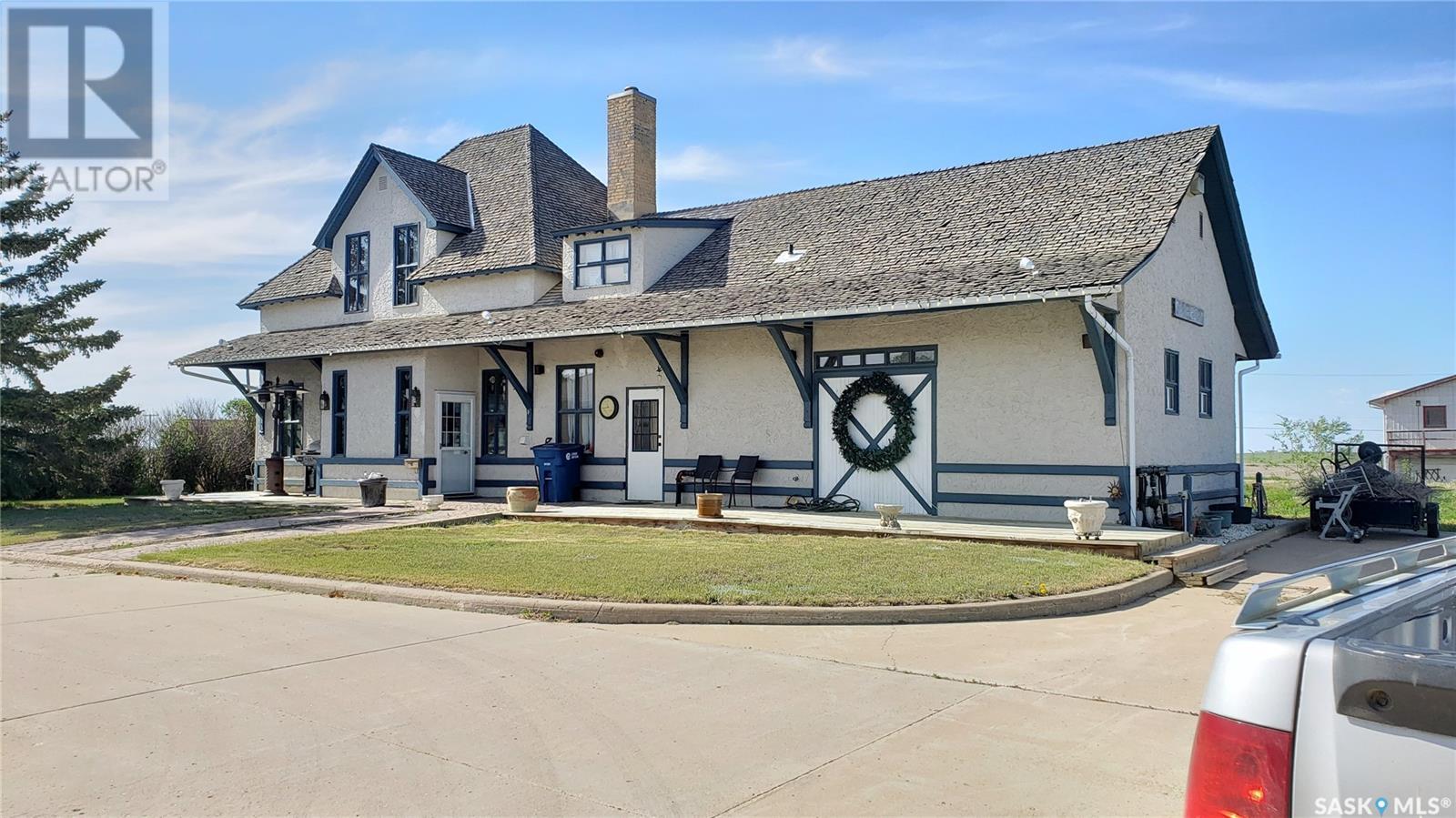 Photo 2 of 700 Main Street E, Gravelbourg SK