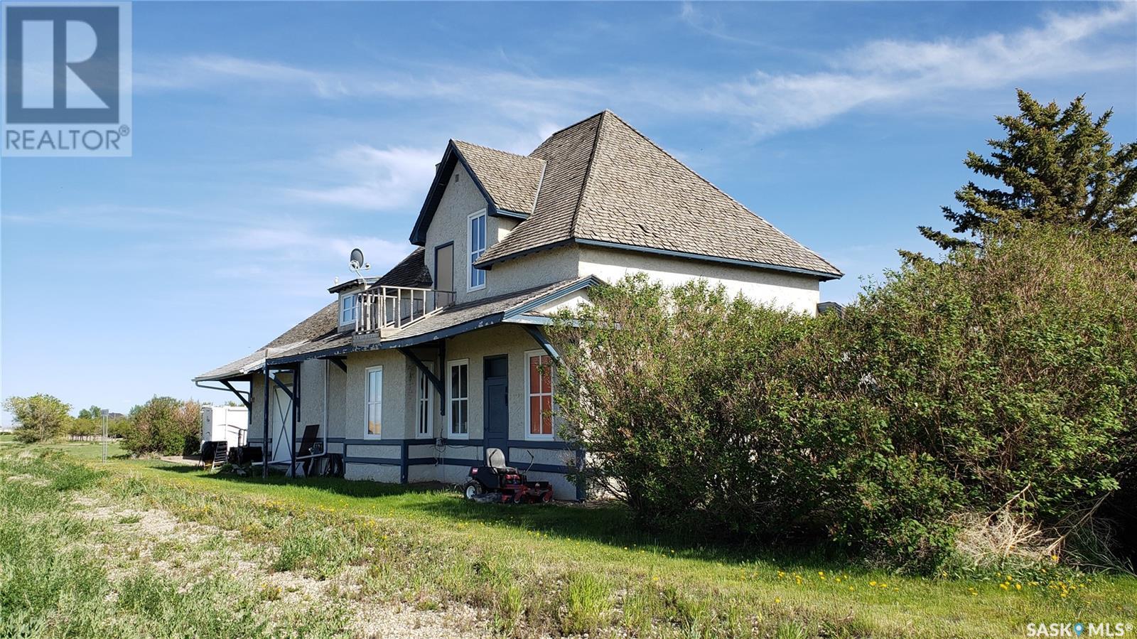 Photo 3 of 700 Main Street E, Gravelbourg SK