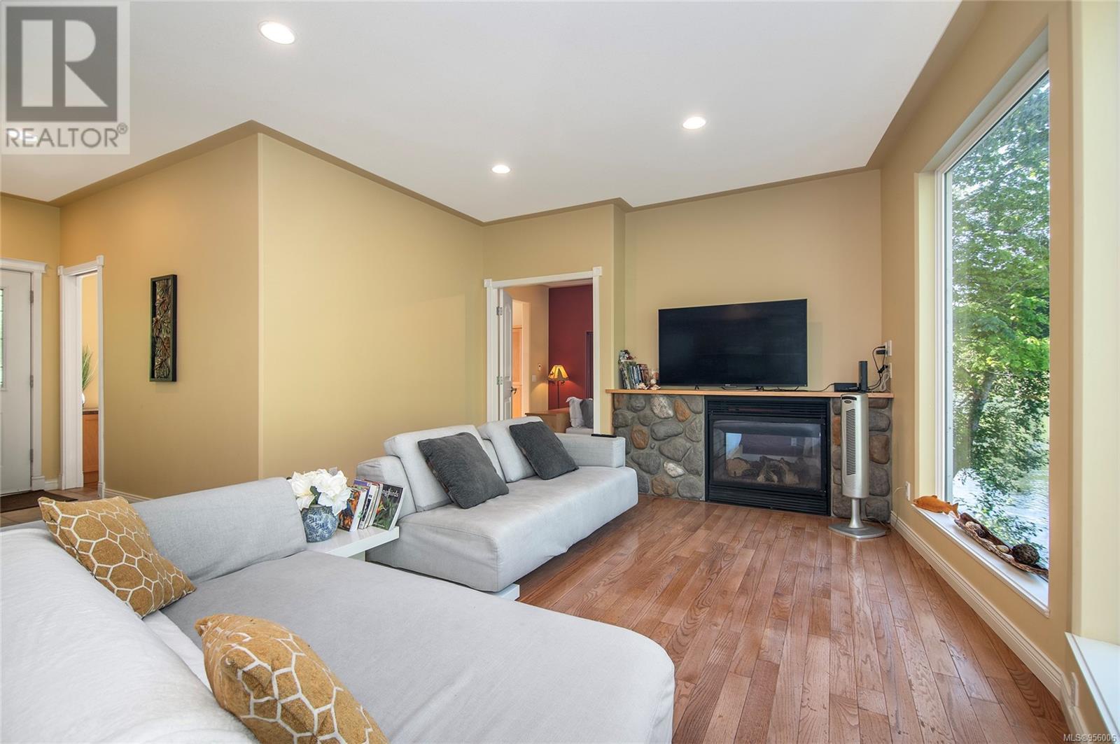 2420 Campbell River Rd, Campbell River real estate listing 956006