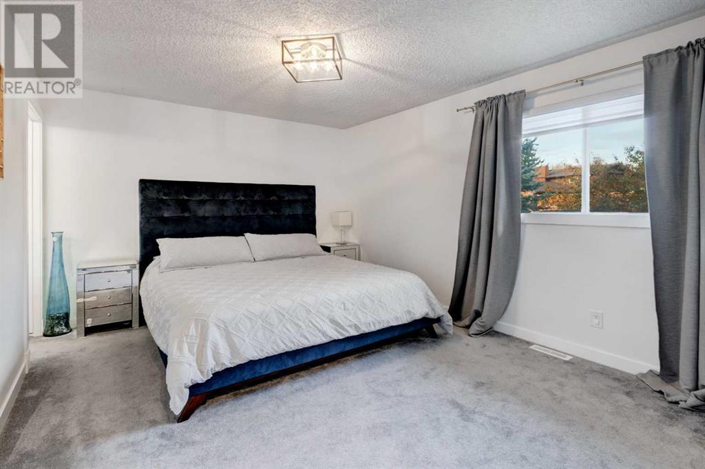 Single Family House Bi-level for Sale in  Berkshire Road NW Beddington Heights Calgary 