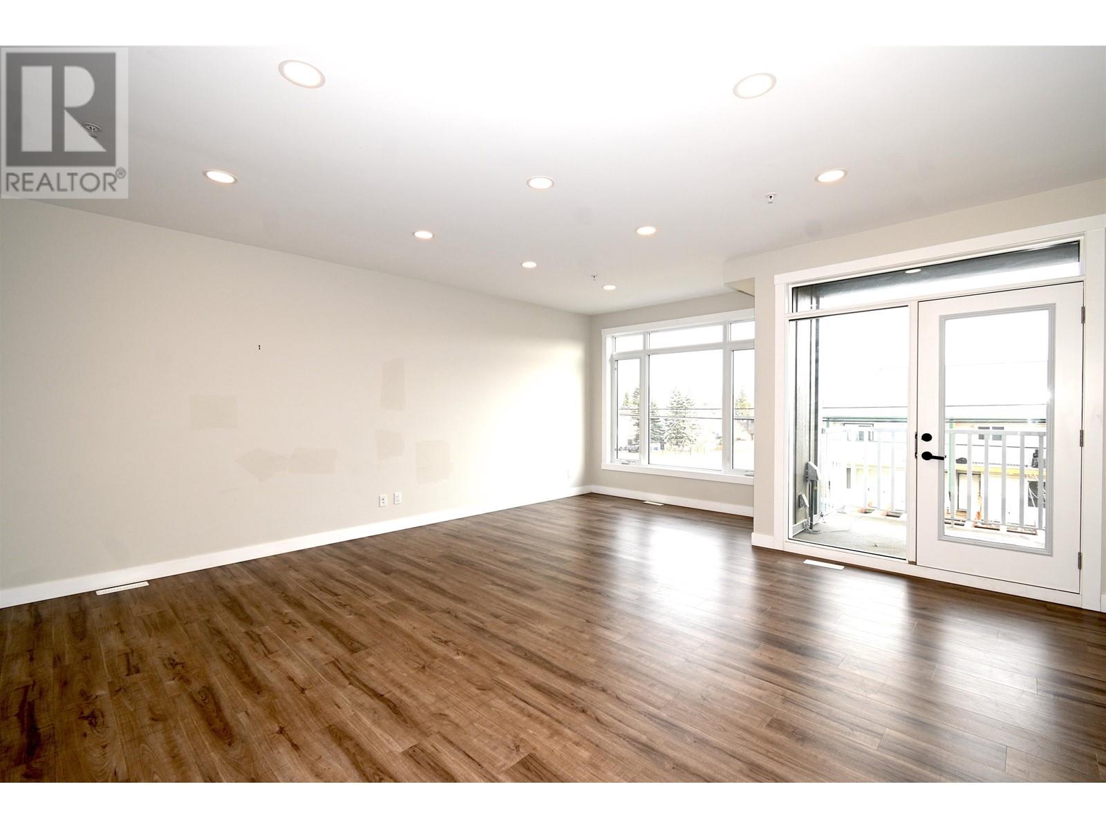 Photo 5 of 506 Gillett Street, Prince George BC