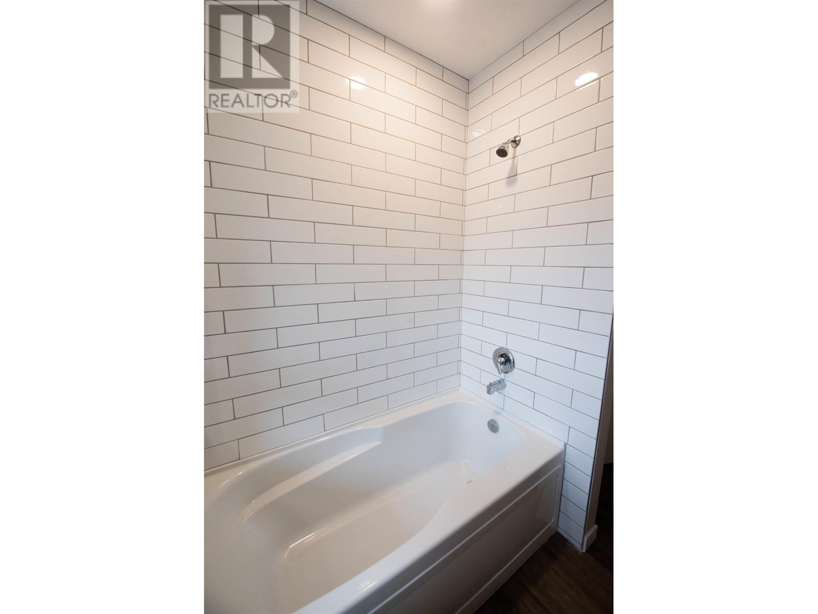 Photo 4 of 506 Gillett Street, Prince George BC