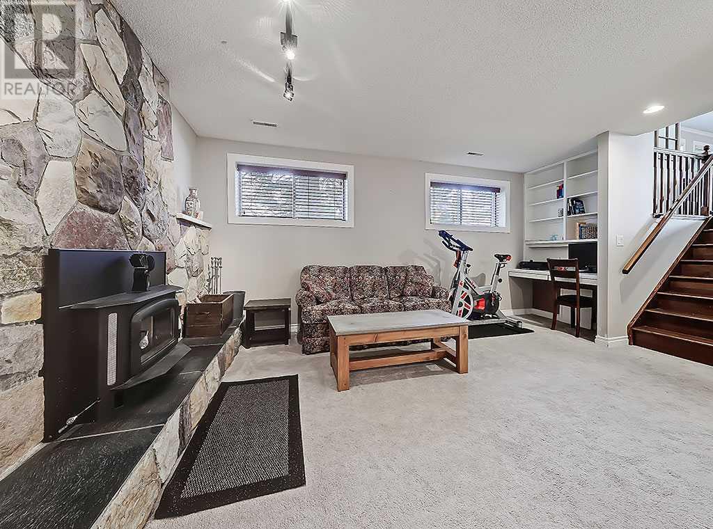 Single Family House 4 Level for Sale in  Silverview Road NW Silver Springs Calgary 