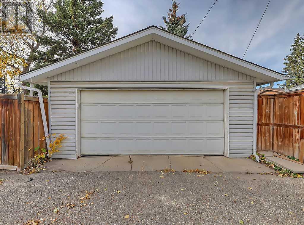 Single Family House 4 Level for Sale in  Silverview Road NW Silver Springs Calgary 