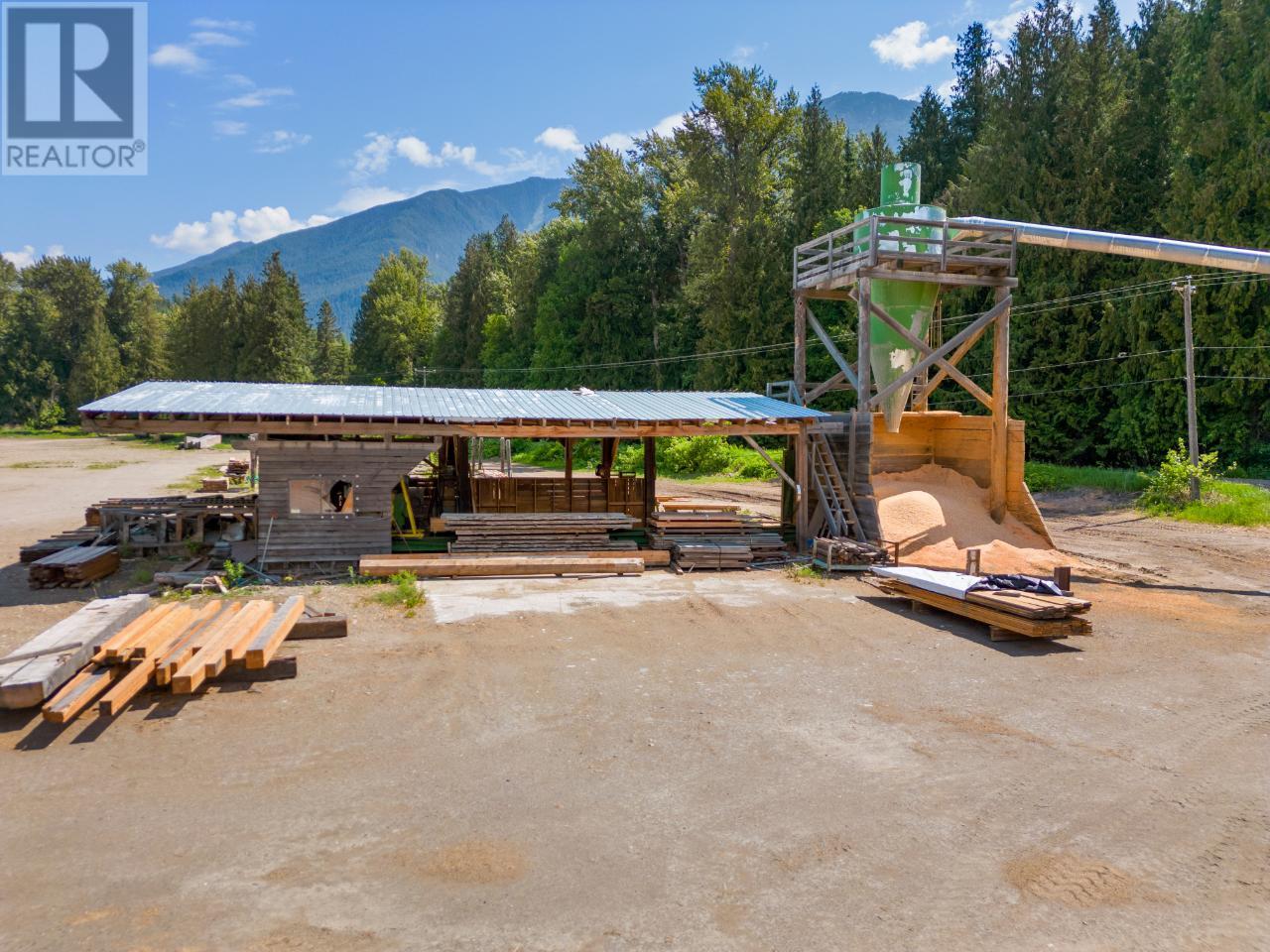 209 LARDEAU RIVER Road, Meadow Creek