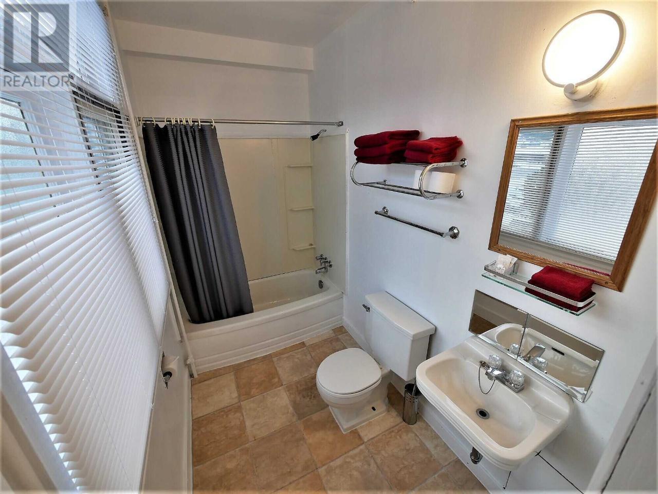  330 COLUMBIA Avenue, Castlegar