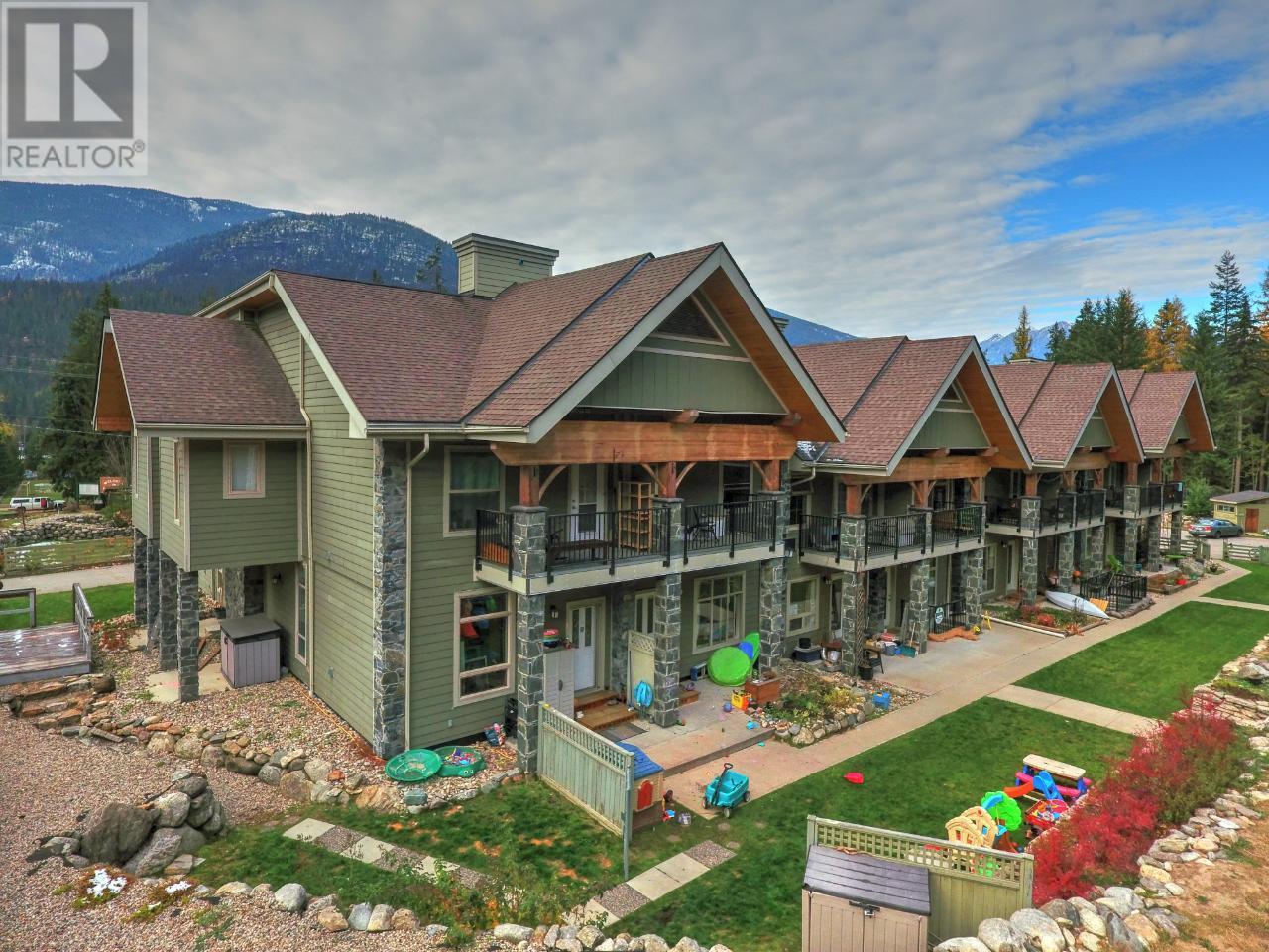 #9 912 SLOCAN Street - 12