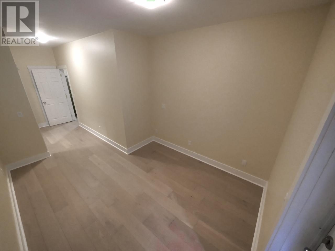 #9 912 SLOCAN Street - 6