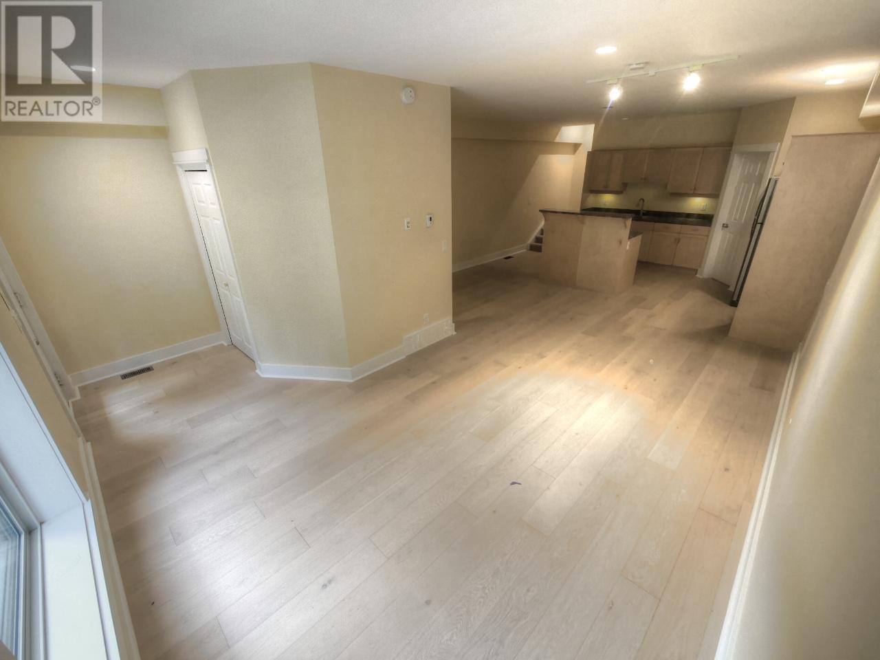 #9 912 SLOCAN Street - 3