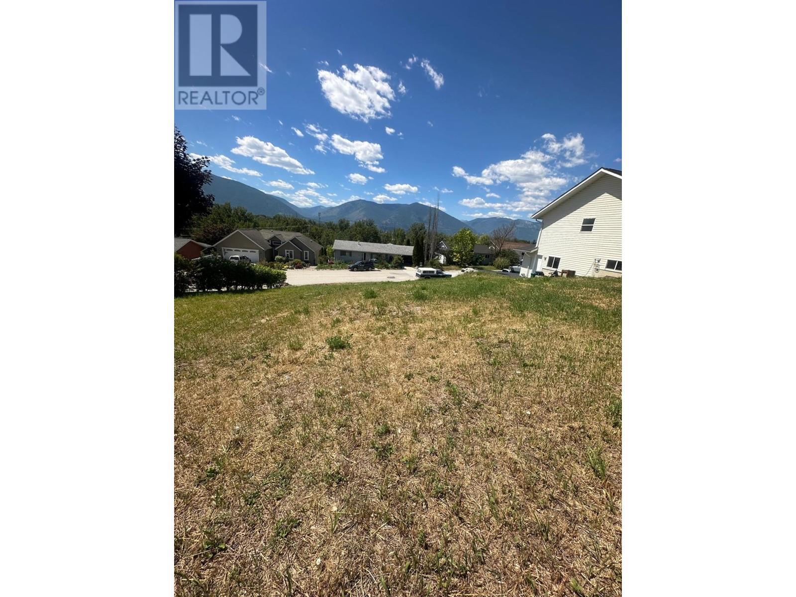 Photo 2 of 320 3rd Avenue, Creston BC