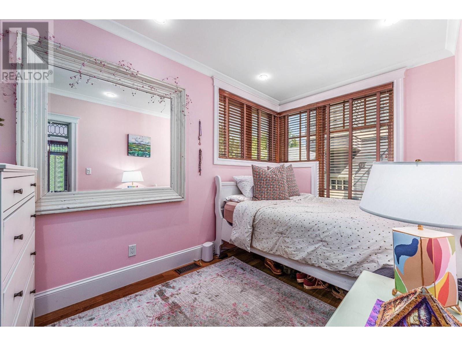 622 5TH Avenue - 25