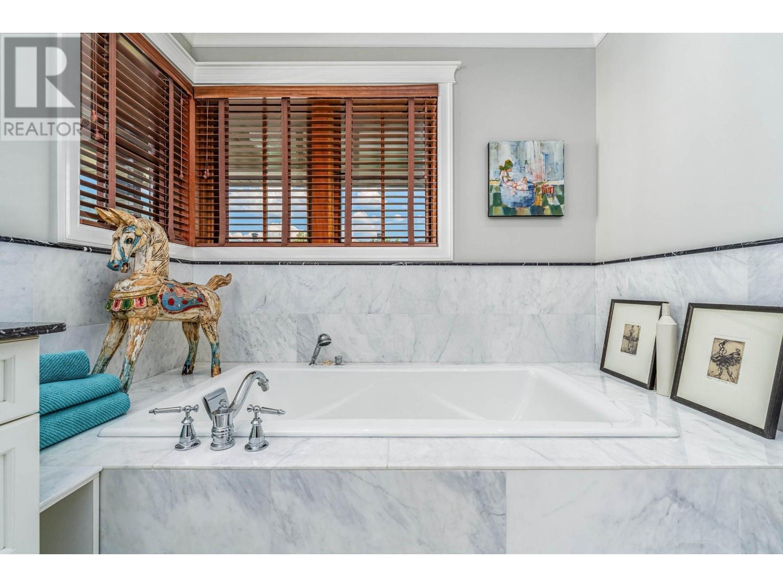 622 5TH Avenue - 33