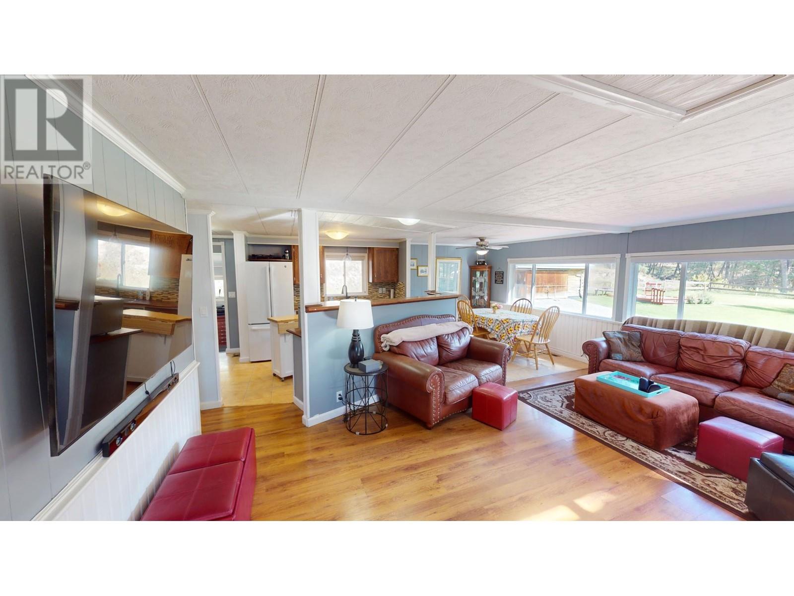 Photo 16 of 5670 Glenmore Drive, Edgewater BC