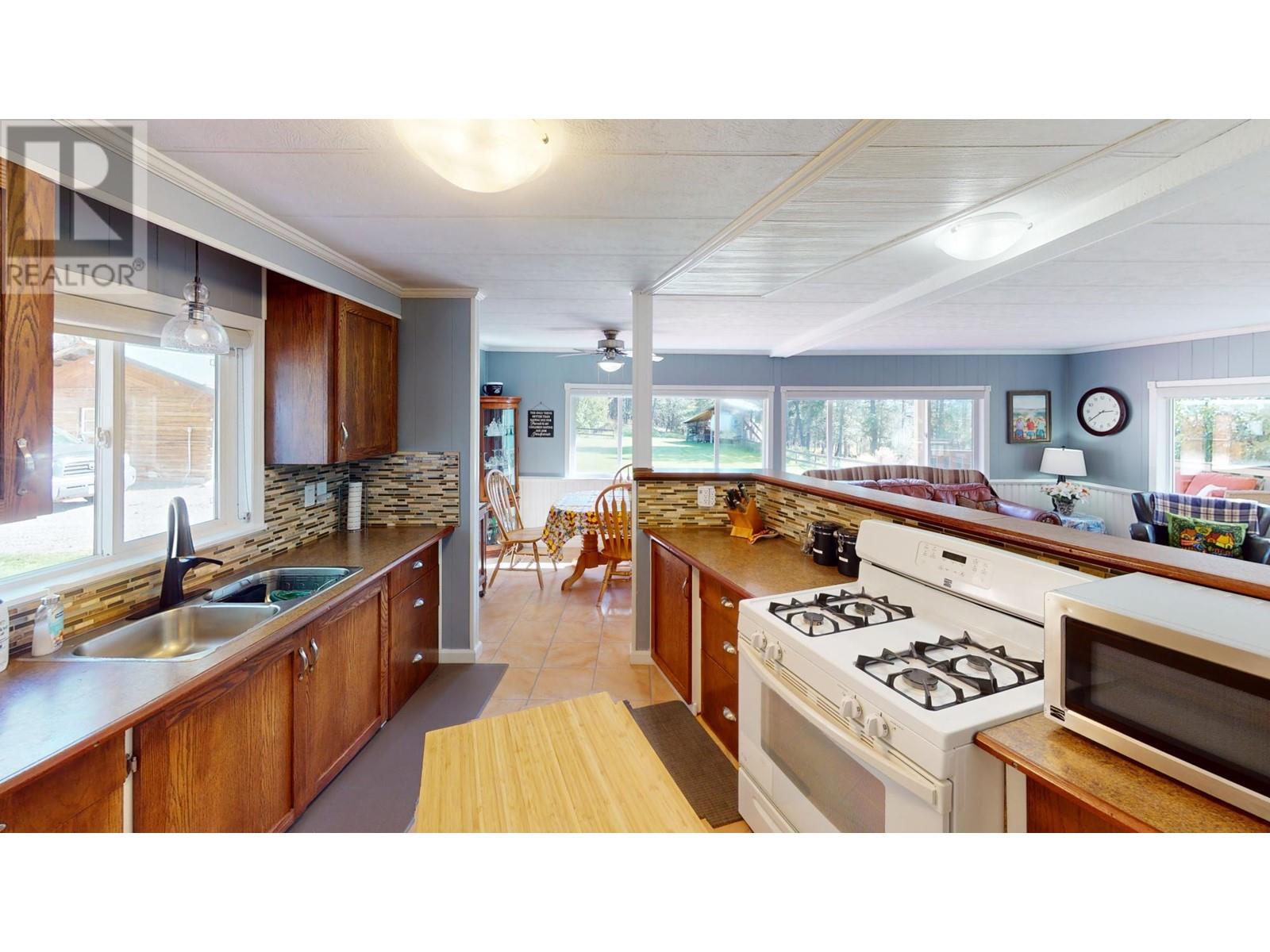 Photo 18 of 5670 Glenmore Drive, Edgewater BC