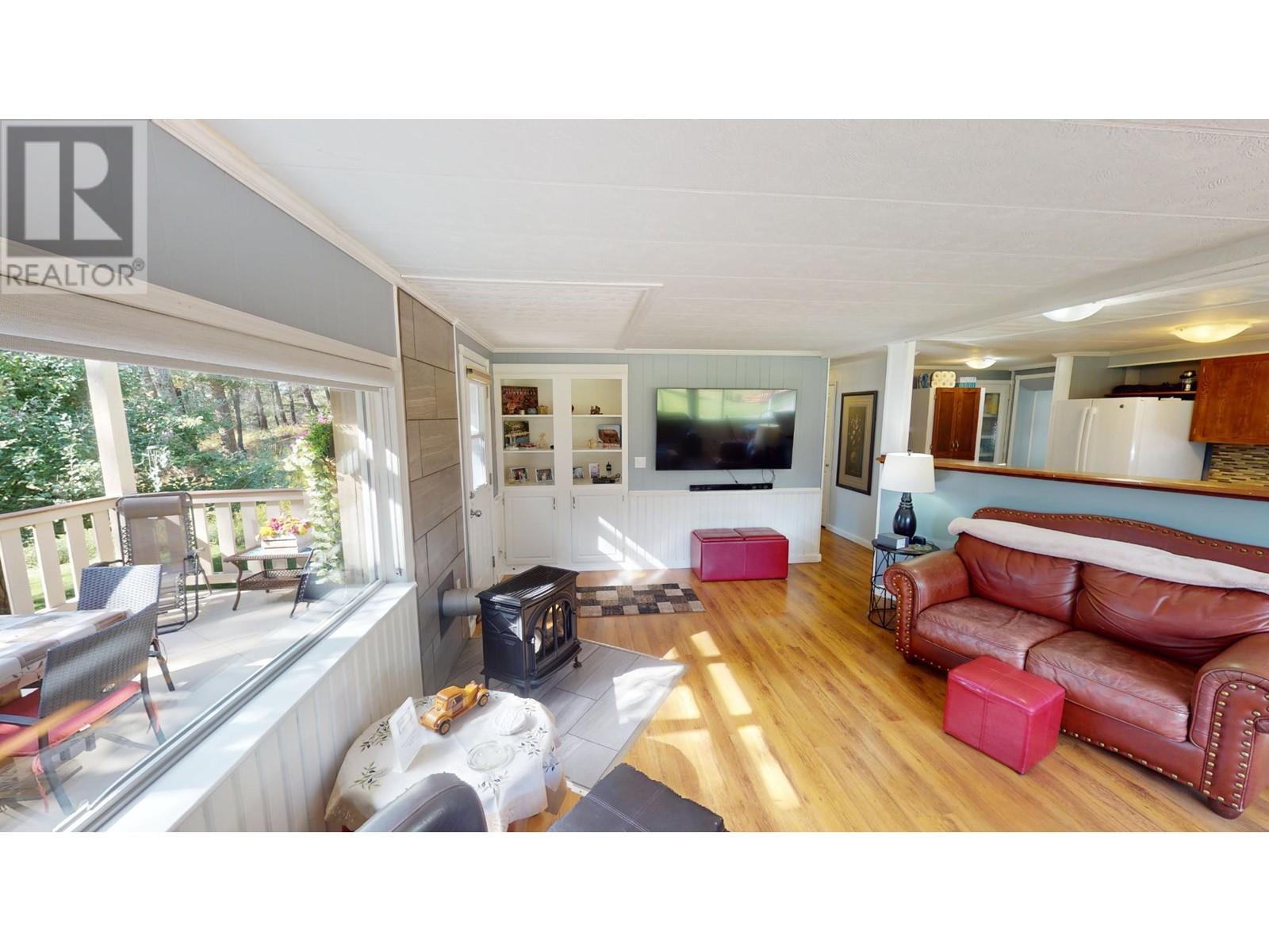 Photo 14 of 5670 Glenmore Drive, Edgewater BC