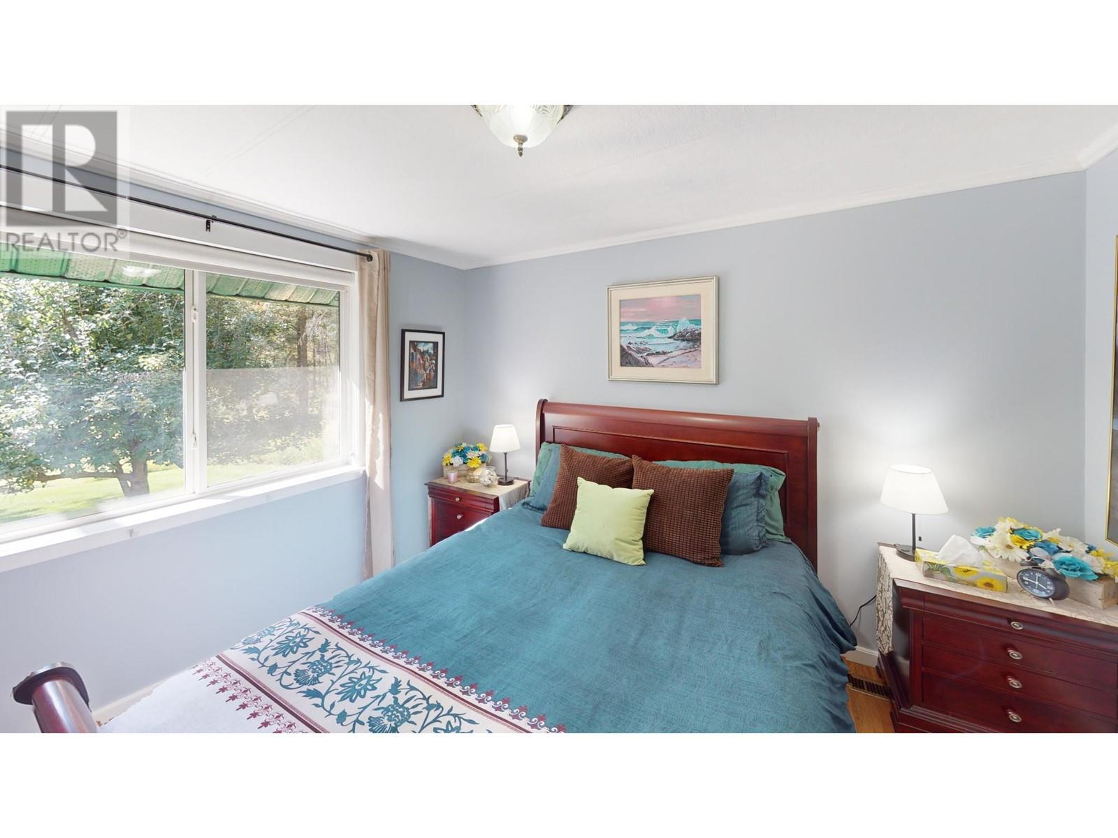 Photo 23 of 5670 Glenmore Drive, Edgewater BC