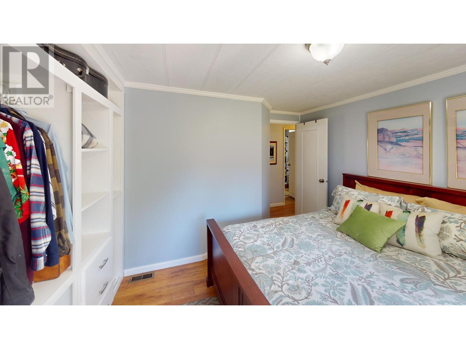 Photo 25 of 5670 Glenmore Drive, Edgewater BC