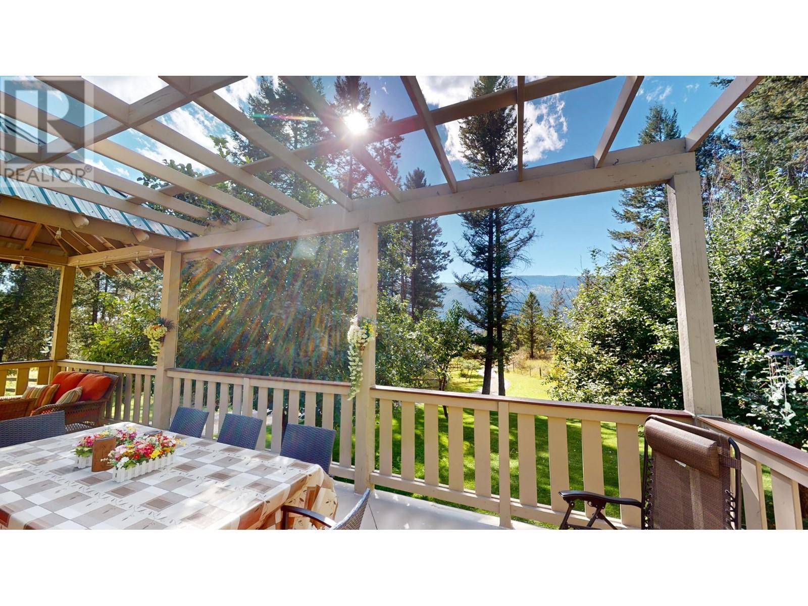 Photo 9 of 5670 Glenmore Drive, Edgewater BC