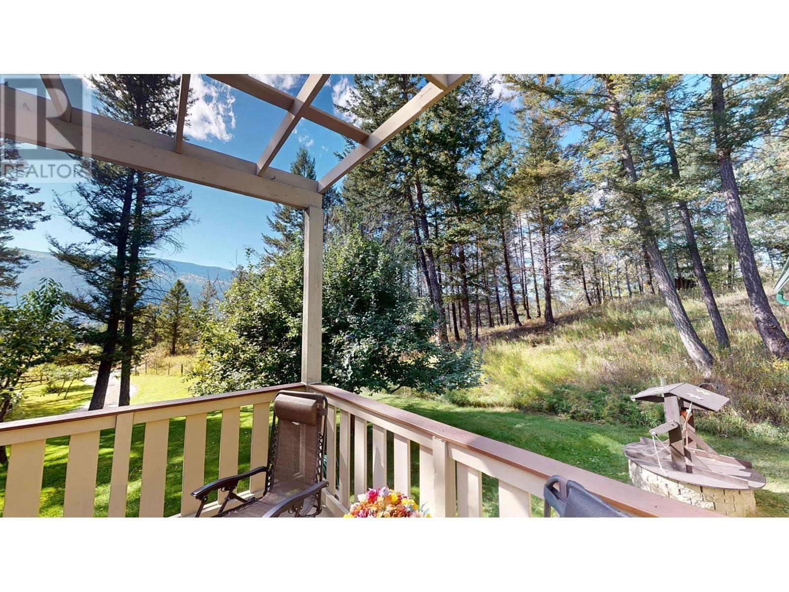 Photo 10 of 5670 Glenmore Drive, Edgewater BC