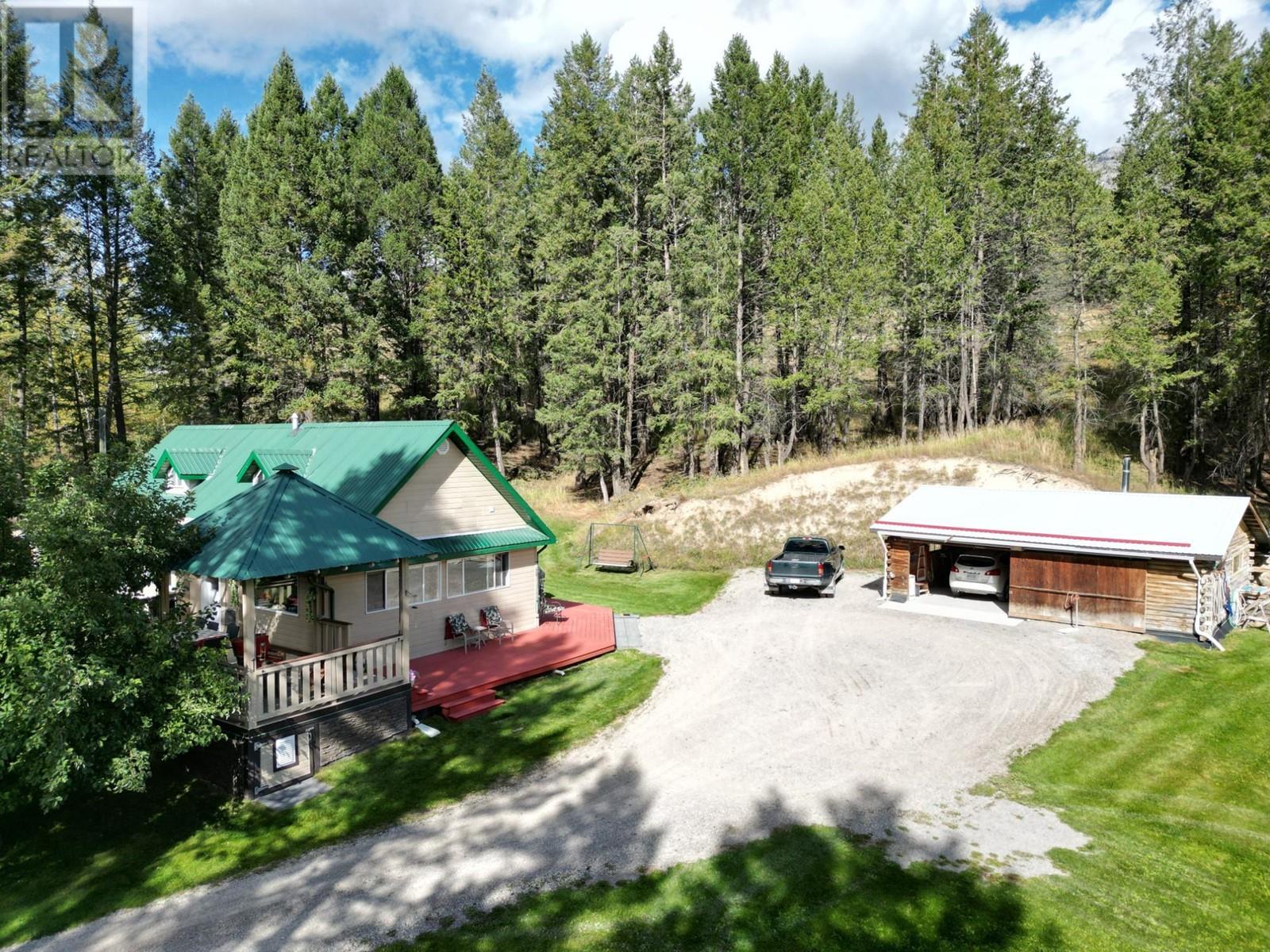 Photo 6 of 5670 Glenmore Drive, Edgewater BC