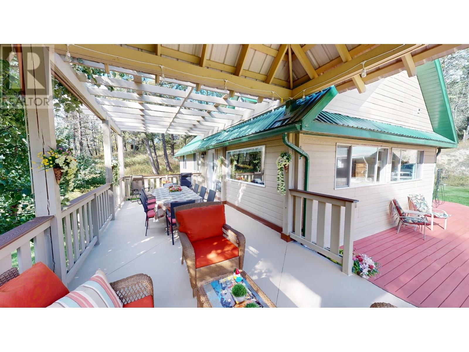 Photo 11 of 5670 Glenmore Drive, Edgewater BC