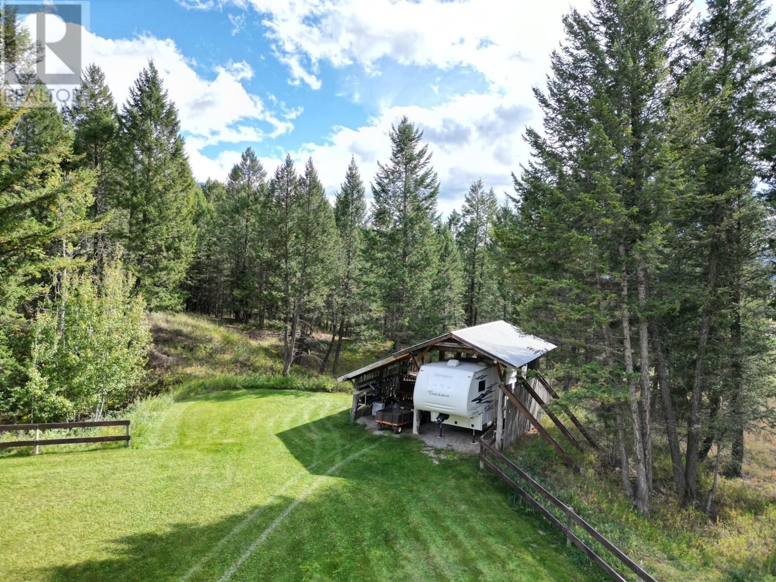 Photo 12 of 5670 Glenmore Drive, Edgewater BC