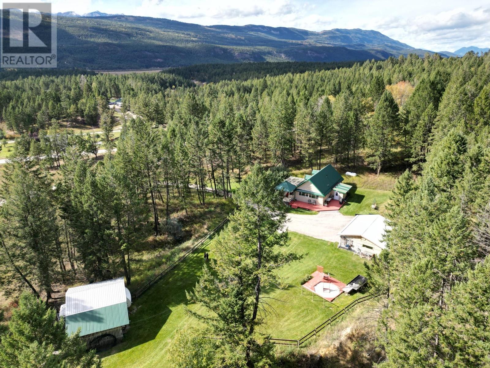 Photo 13 of 5670 Glenmore Drive, Edgewater BC