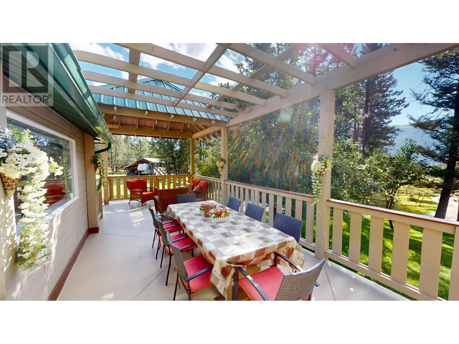 Photo 8 of 5670 Glenmore Drive, Edgewater BC