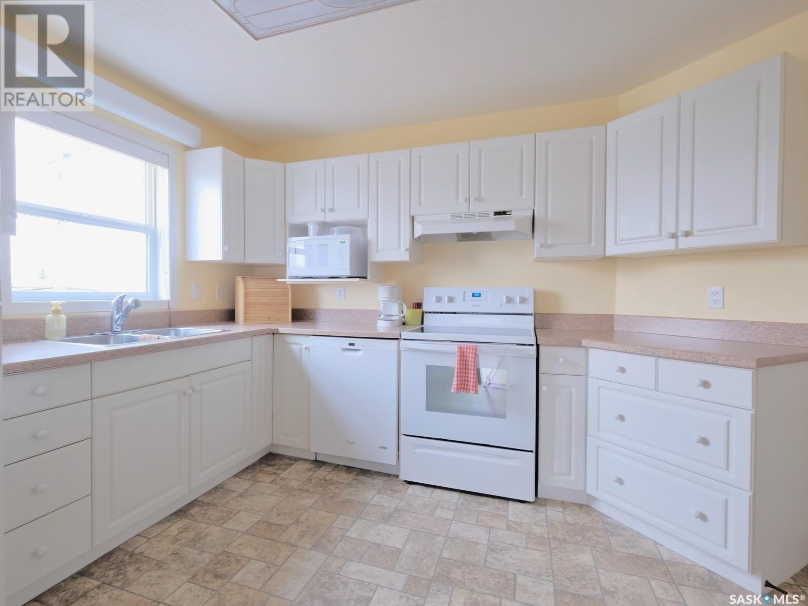 Photo 10 of 204 114 3rd Avenue E, Rosetown SK