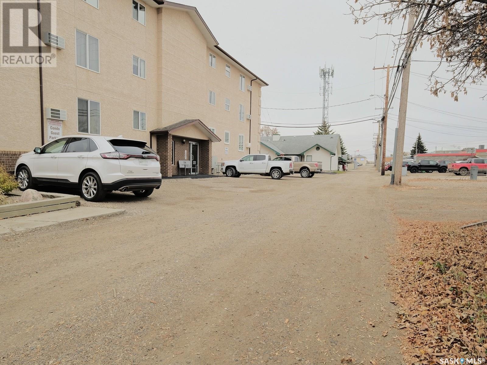 Photo 3 of 204 114 3rd Avenue E, Rosetown SK