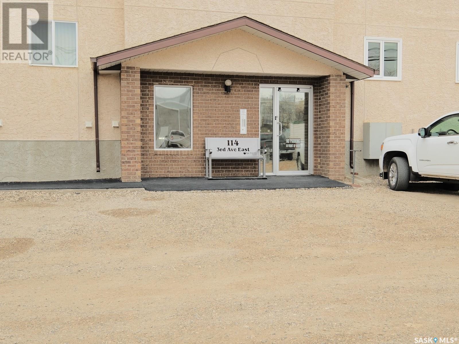 Photo 4 of 204 114 3rd Avenue E, Rosetown SK